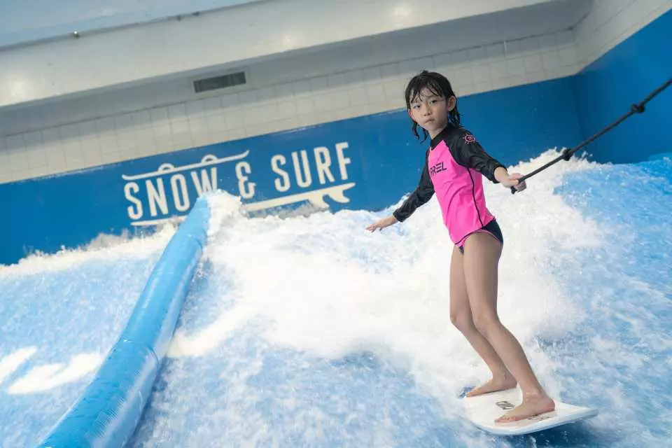 6月28日 3PM必搶【葵涌Snow & Surf室內暖水衝浪半價】一萬呎室內衝浪滑雪體驗場！暑假早鳥優惠：室內暖水衝浪，二人同行HK$194/位，另設75折初級滑雪體驗