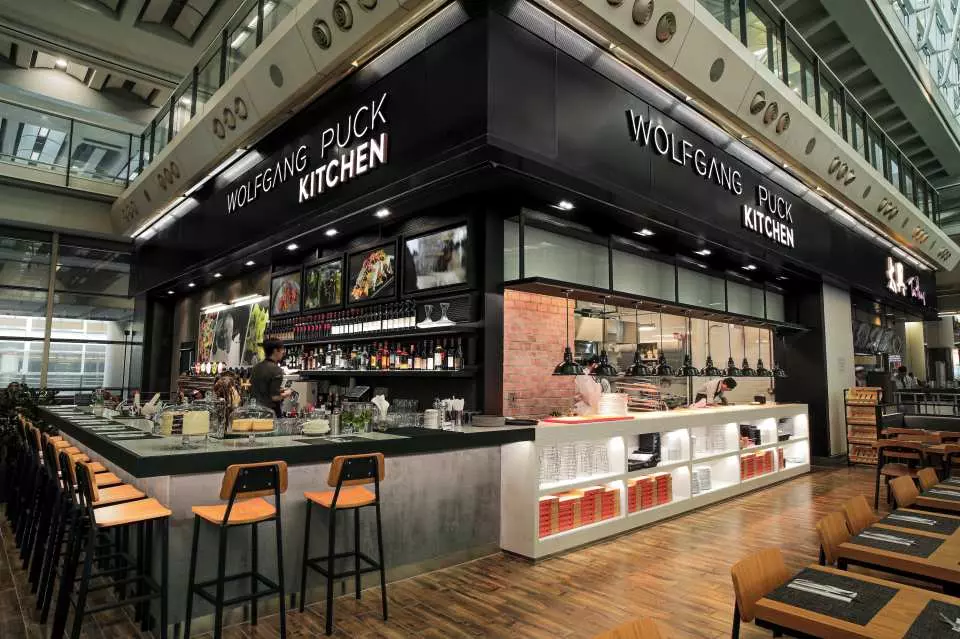 【香港機場Wolfgang Puck KITCHEN套餐買一送一】出發前/落機後醫肚之選！歎經典辣肉腸/夏威夷/燒烤醬辣雞肉薄餅，連飲品只需HK$69/位！